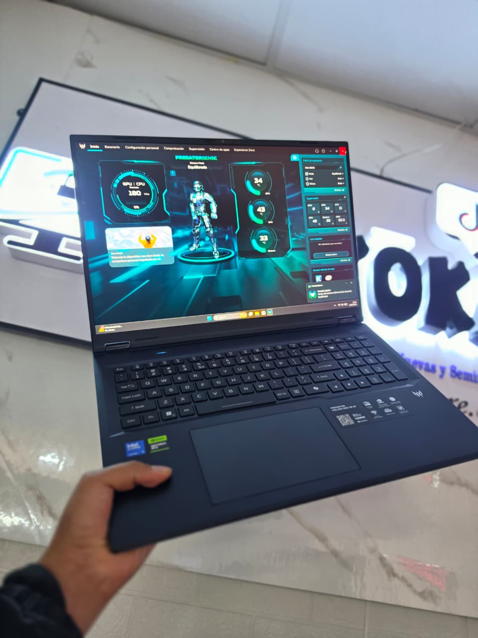WhatsApp Image 2026-08-06 at 3.29.02 PM Laptop Gamer Acer Predator Helios Neo 18 AI: Intel Core Ultra 9 | RTX 5070 Ti 12GB | 16GB DDR5 | 1TB SSD | 240Hz - Imagen 1