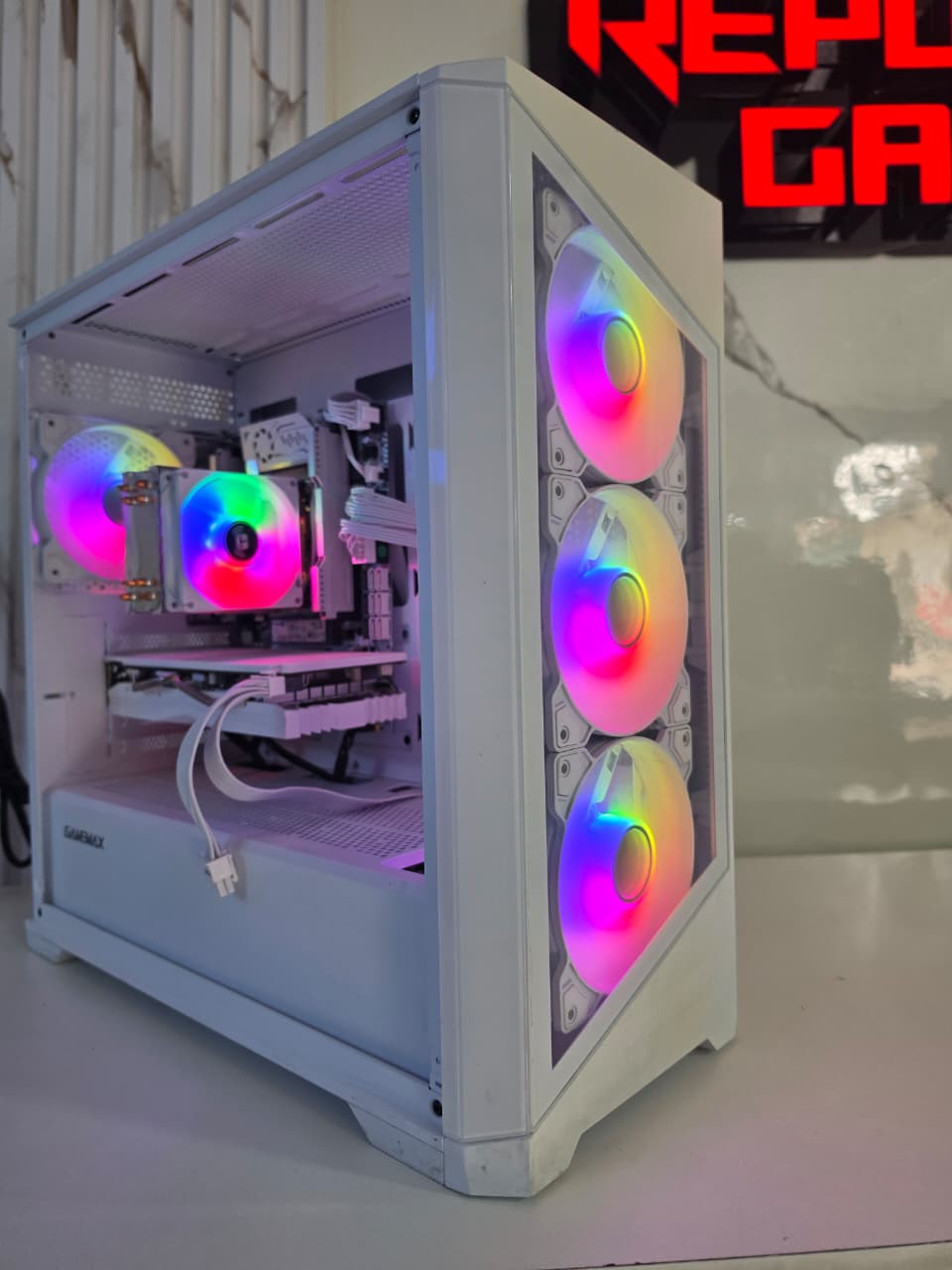WhatsApp Image 2026-09-29 at 2.42.08 PM PC GAMER INTEL XEON E5 2680 V4 RX 580 8GB 16GB RAM 512GB M.2 CASE CYBERMAX BLANCO - Imagen 1