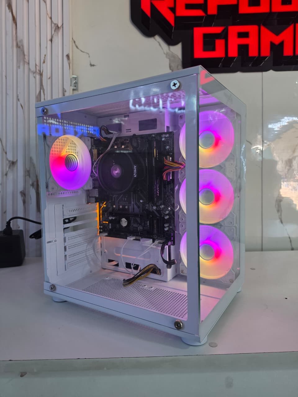 WhatsApp Image 2026-10-01 at 2.23.09 PM (3) CPU GAMER AMD RYZEN 5 5600G PLACA B450M 8GB RAM 256GB SSD FUENTE 550W CASE PECERA CYBERTEL BLANCO - Imagen 1
