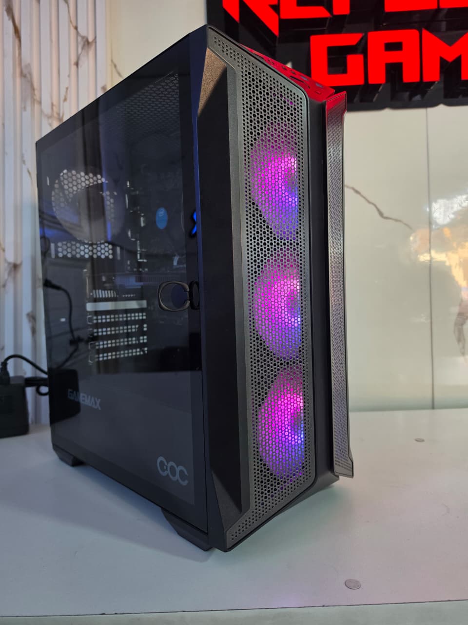 WhatsApp Image 2026-10-01 at 5.08.30 PM (2) CPU GAMER INTEL CORE I3 8100 GT 1030 8GB RAM 256GB SSD FUENTE 550W CASE GAMEMAX 4 COOLERS - Imagen 1